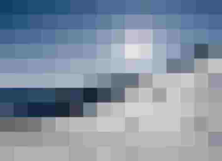 Skifahrer auf sonniger Piste mit Bergpanorama im Skigebiet Kitzbühel