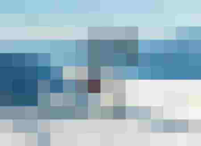 Rote Gondelbahn über verschneiten Alpen mit Blick auf Nebel im Tal und Berge