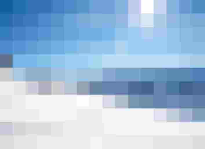 Verschneite Alpenlandschaft mit Sonne und Bergen im Salzburger Land