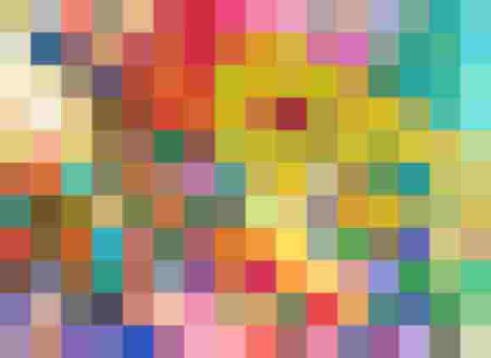 Bunte Faschingsmasken und Partyhüte auf Konfetti in fröhlicher Feieratmosphäre