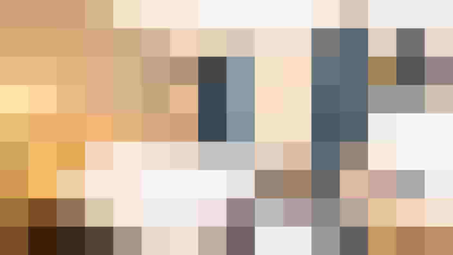 Modernes Hotelzimmer mit Doppelbett, Schreibtisch, TV und Fenster mit blauen Vorhängen