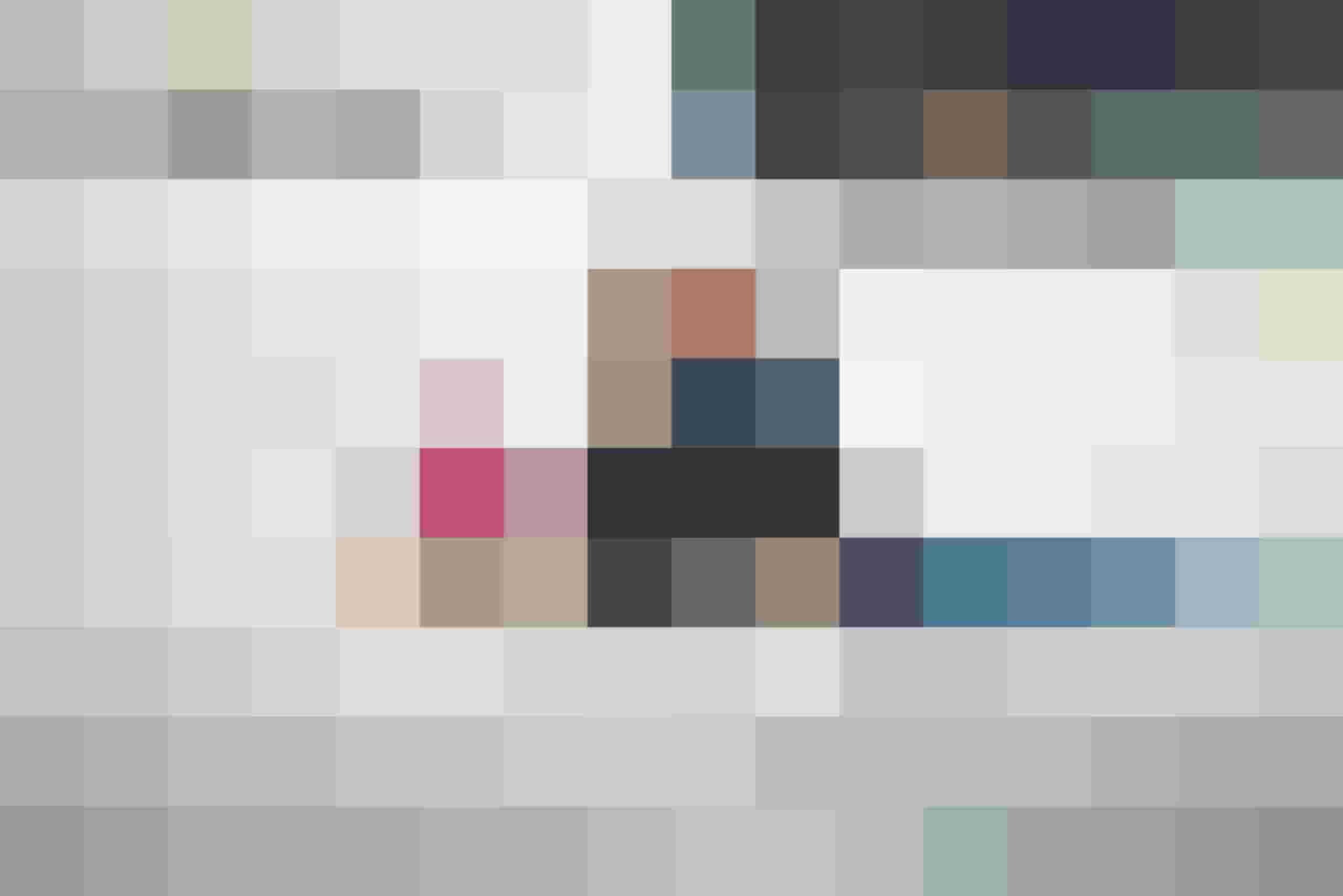 Familie rodelt lachend auf verschneiter Piste im Winterurlaub Mittersill