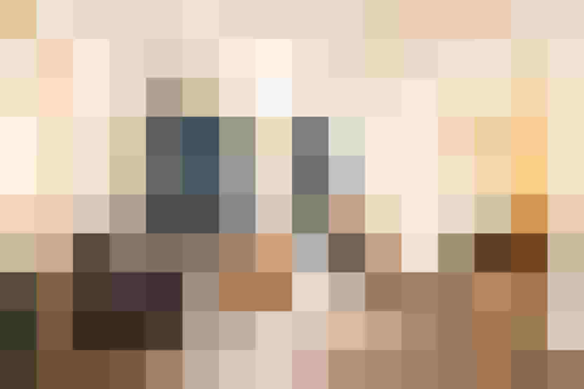 Modernes Hotelzimmer mit Sofa, Schreibtisch, Fernseher und separatem Schlafzimmer