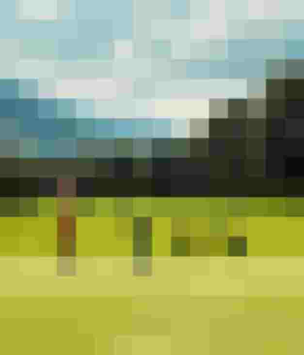 Zwei Personen spielen Golf auf grünem Platz in Berglandschaft