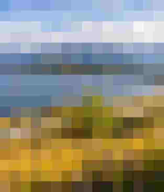 Zwei Radfahrer auf Bergweg am See mit Alpenpanorama