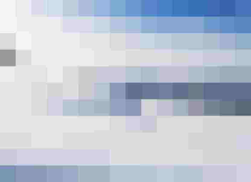 Skifahrerin auf verschneiter Piste vor Alpenpanorama