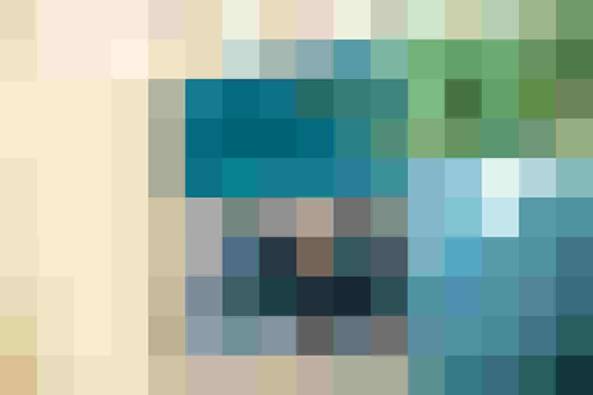 blaue Dekokissen auf samtener Rückenlehne